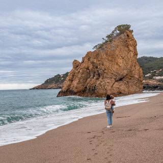 La Costa brava c’est aussi des plages magnifiques comme celle ci que nous avons découvert un matin. Nous étions seuls au monde, à profiter de la vue, jouer dans le sable et ramasser tous les coquillages qui pouvaient exister sur la plage 🙈
Des moments en famille parfaits ♥️ 
-
-
-
#costabrava #costabravalover #costabravaturisme #costabravaexperience #palafrugell #begur #begurcostabrava #espagne #spain #españa #catalunya #travel #voyage #visitspain #travelblogger #playa #platja #cala