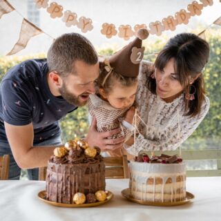 Ce week-end nous avons fêté les 2 ans de notre petite Agathe 🎂 
Nous avons choisi nos gâteaux comme chaque année chez @votregateau.fr et nous ne sommes jamais déçus, aussi beaux que bons 🤤 

Vous auriez pris de quelle part de gâteau, celui chocolat blanc framboise ou Ferrero Rocher ? 😃

*collaboration commerciale 
#votregateau #anniversaire #2ans #anniversaireenfant #birthday #birthdaycake #gateaudanniversaire #gateau #patisserie #gateaux #cake #birthdaycake #travelblogger #blogger #voyageursdumonde #twoyears